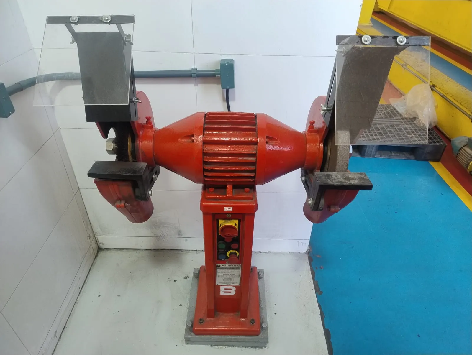 Fresadora universal com proteções móveis e dispositivos de segurança